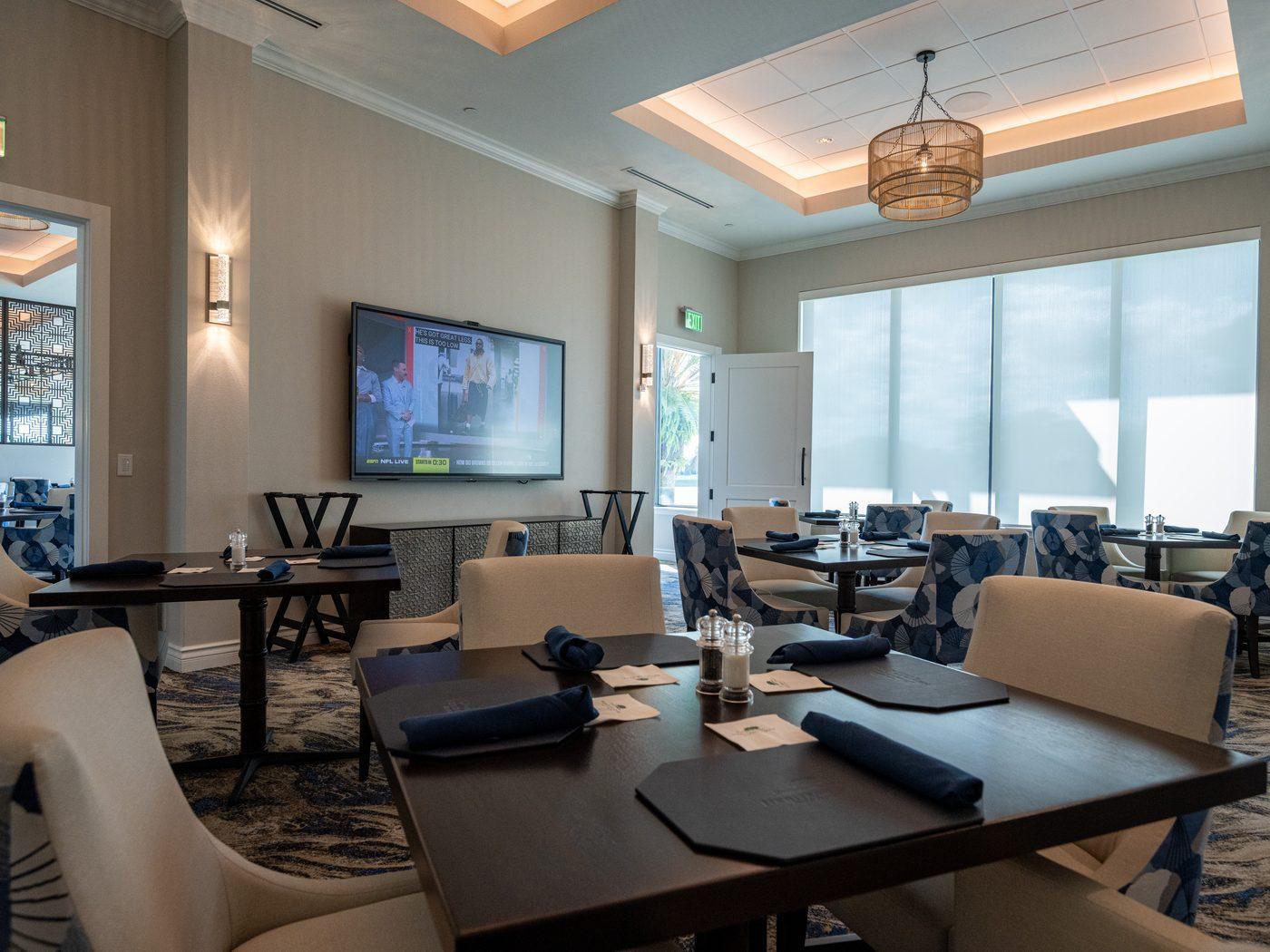 An intimate private dining room at Heritage Oaks