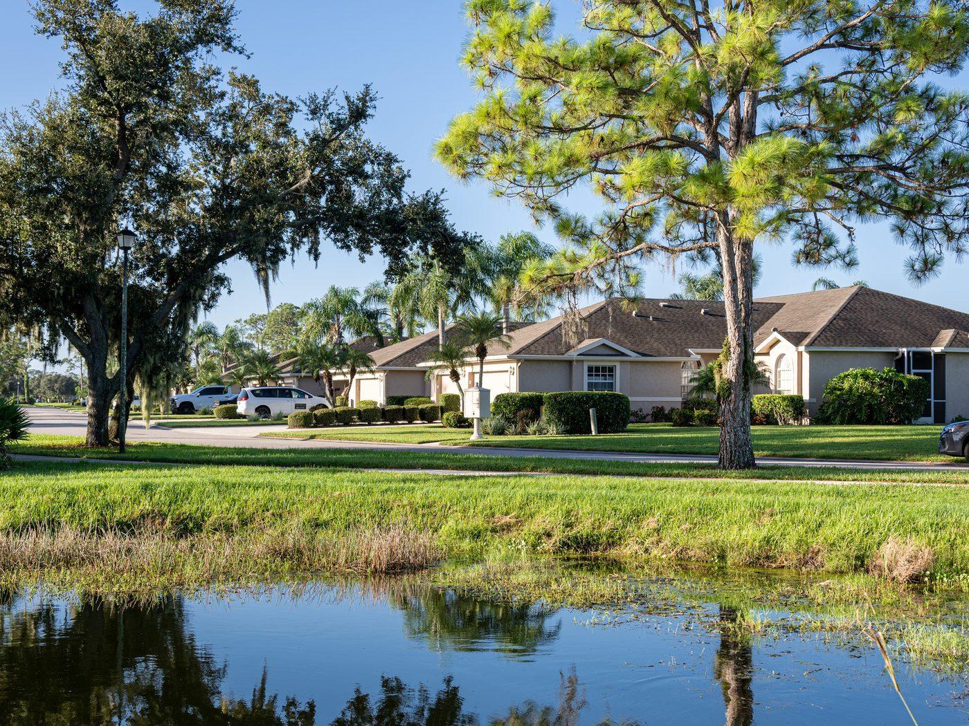 Homes along the water at Heritage Oaks